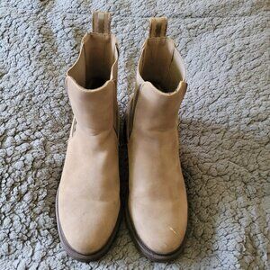 Rocket Dog Iggie Taupe Chelsea Boot - Size 9